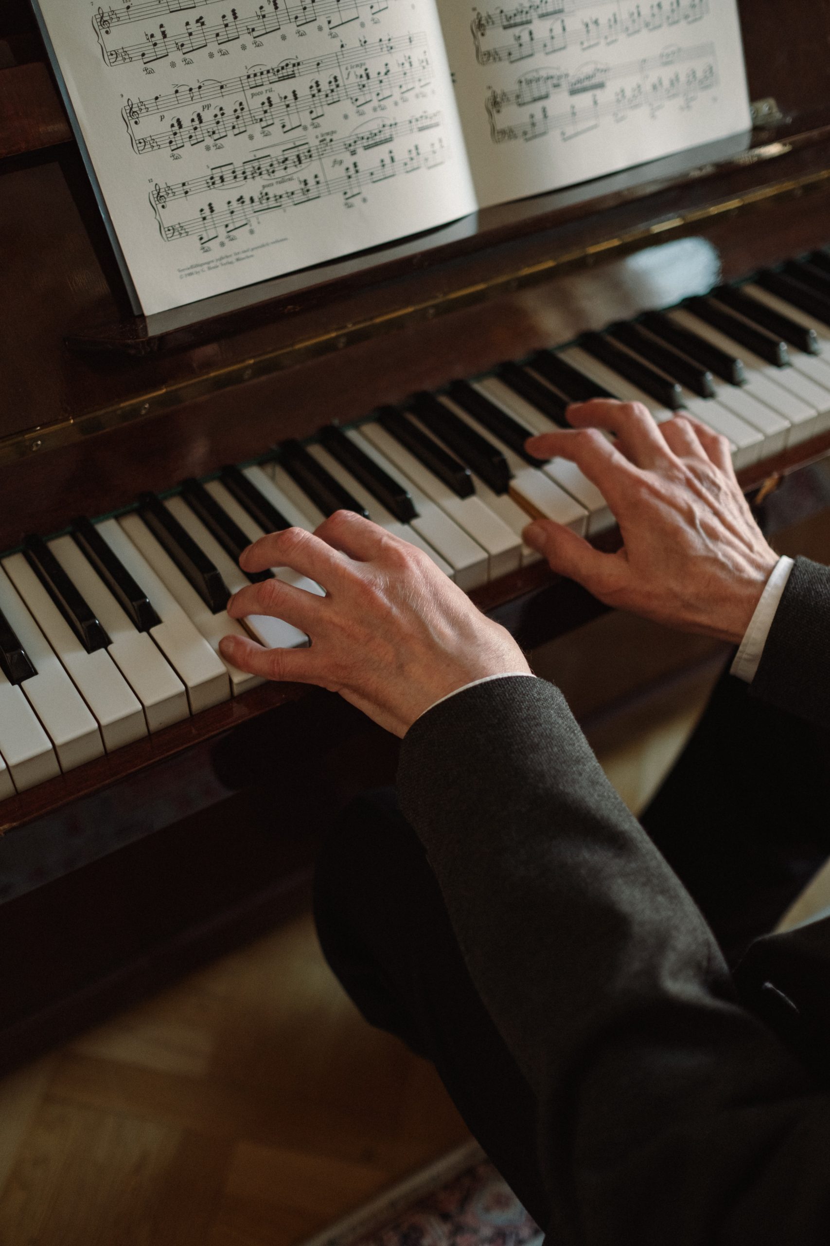 imagen de fondo de manos de pianista tocando el piano