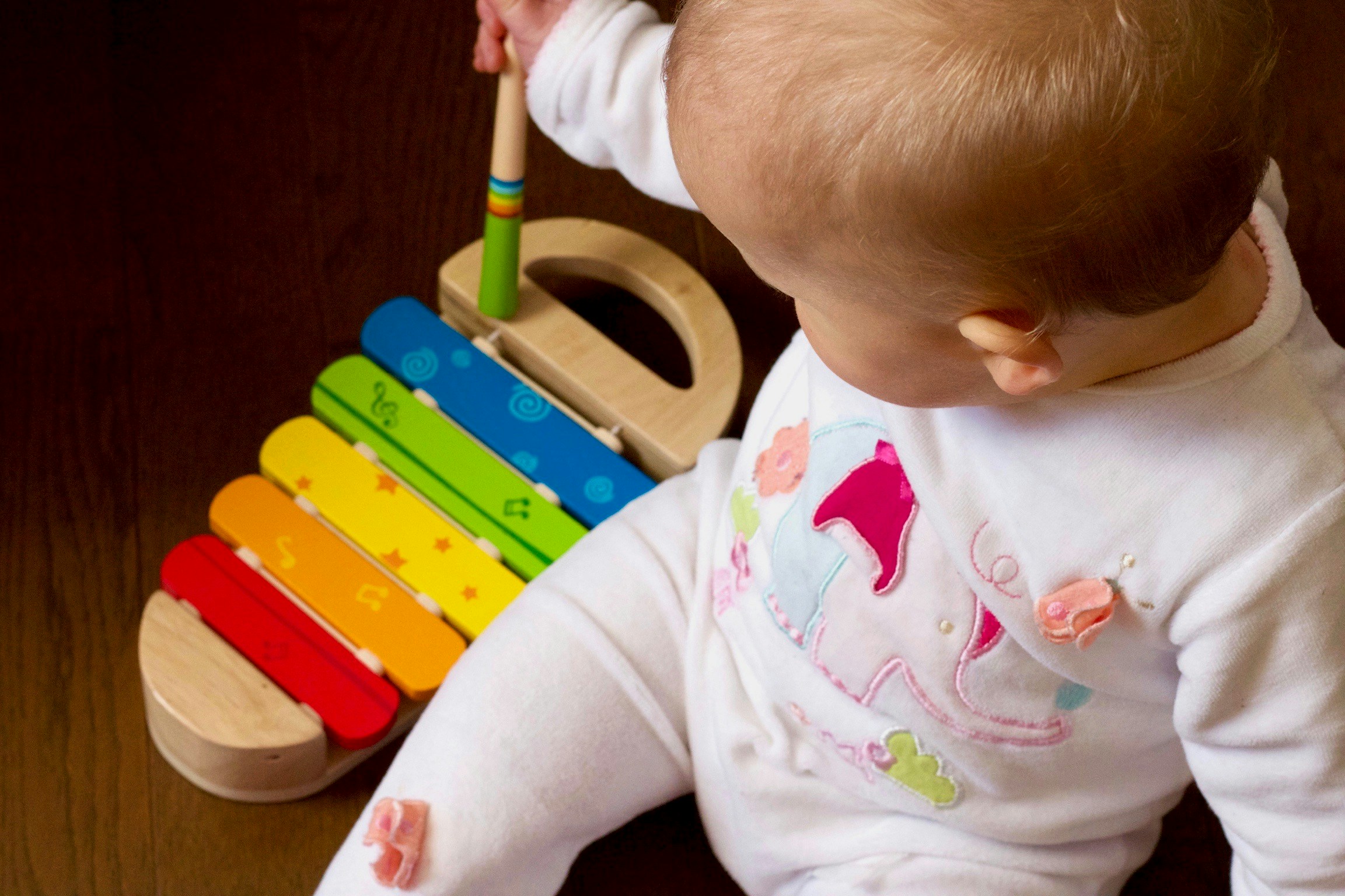 Bebé haciendo música con el instrumento